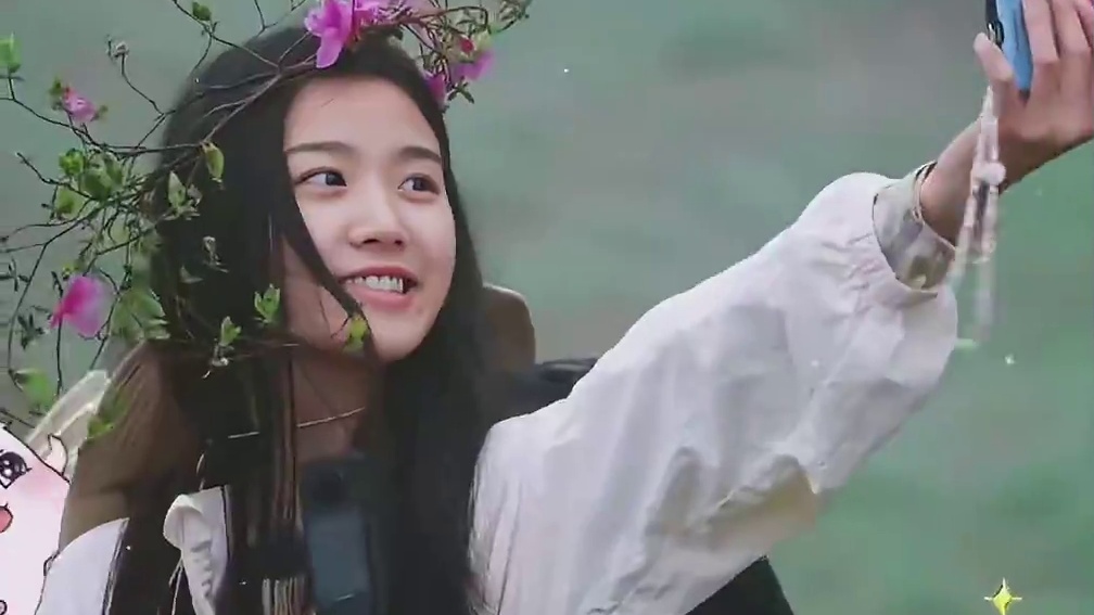 卢昱晓和爸爸一起爬山打卡拍照，看的人尸体暖暖的