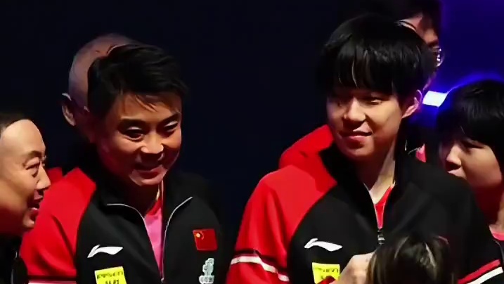 王楚钦给刘国梁一份满意的答卷，梁子宠溺地摸摸他的脸！