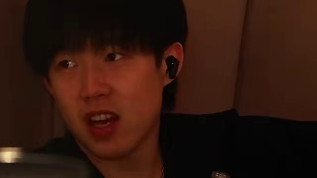 国乒启程回国，王楚钦开启购物模式，给家人带好东西回去！