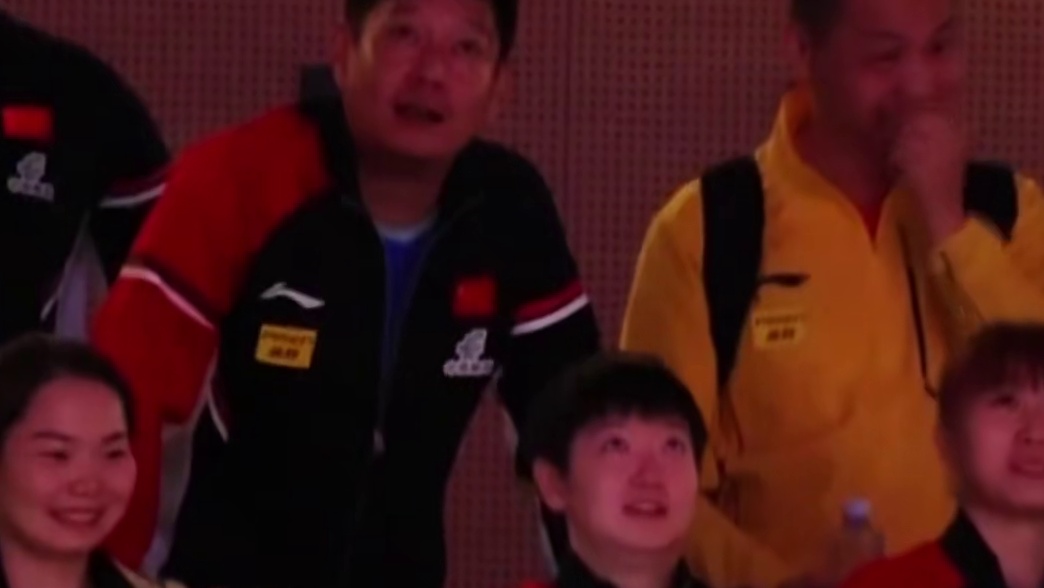 曼昱和蒯曼女双夺冠，莎莎邱指开心鼓掌祝贺