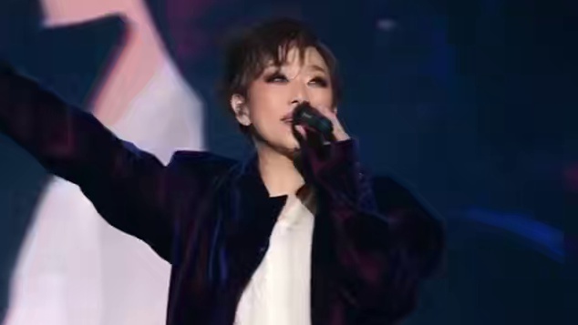 家人们谁懂啊，单依纯刚结束演出就马不停蹄去看林忆莲演唱会，狠狠共情追星人的快乐！7月12日林忆莲南京