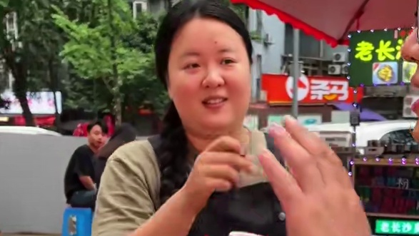 北京小伙带着重庆同事专程来挑战PK3两面，究竟是吃了20年的重庆小面的本地人厉害，还是20年前来过重