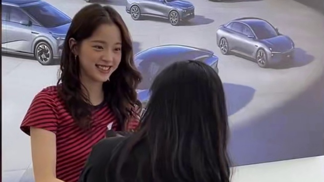 震大惊！欧阳娜娜竟现身小鹏门店预定M03 MAX版？ #欧阳娜娜人生第一台车是小鹏MONA #欧阳娜