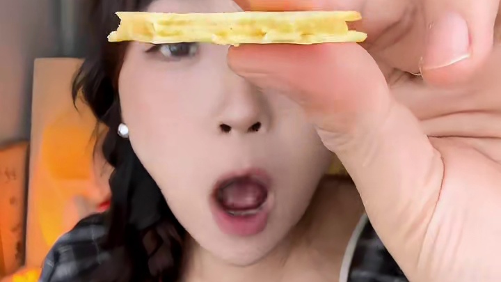 薄薄的马铃薯饼干遇上浓郁的花生酱！果然被称为断货王是有理由的！太好吃啦！#花生酱饼干 #零食推荐 #