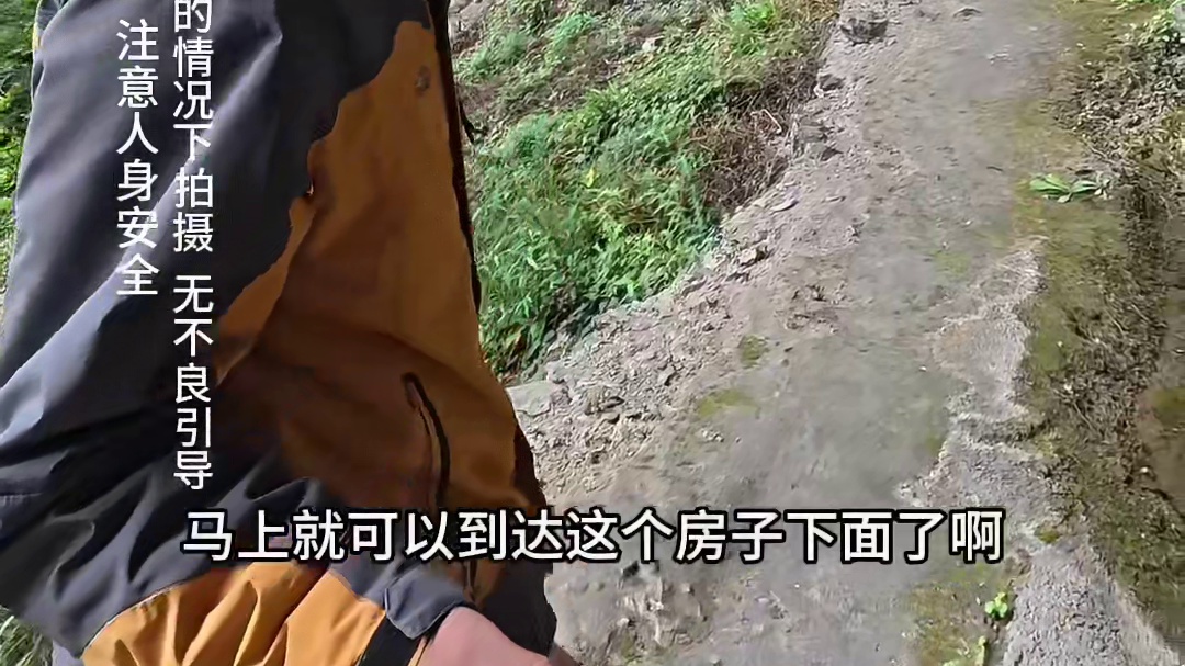 在贵州遵义绥阳县的大山里，我们发现这样一栋神秘的建筑镶嵌在崖壁下方，全是钢筋混凝土所建，究竟是谁会把