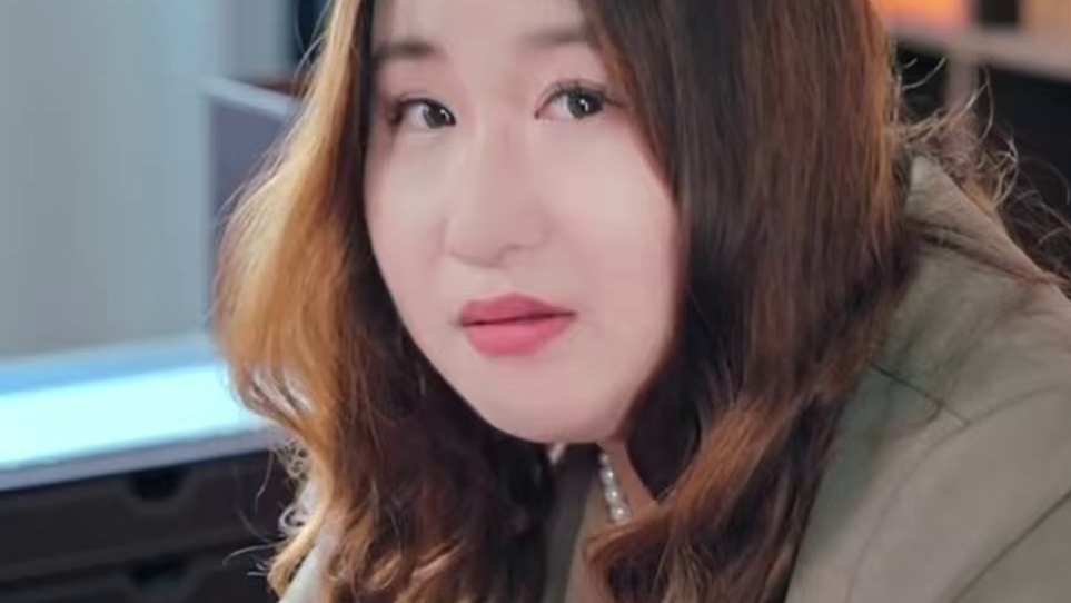 锤娜丽莎 很命苦的一款艺人 #娱乐评论大赏 #快乐的大人 #锤娜丽莎 #霸总 #搞笑