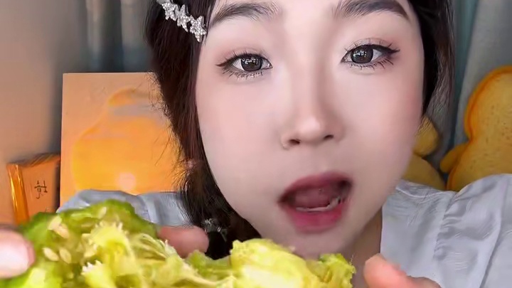 新鲜现摘的绿宝石甜瓜！香气可浓啦！大家家里都是香瓜的味道！主打脆甜多汁！#绿宝石甜瓜 #爆甜多汁 #