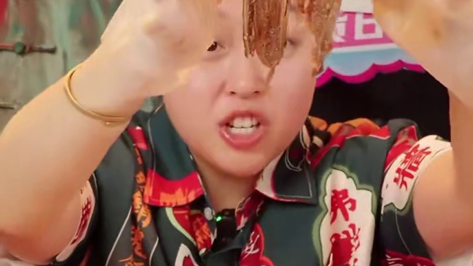 爱吃辣卤的姐妹，卤味大鸭头太适合你们追剧了#美食推荐 #吃货日常 #哎呀妈呀真香