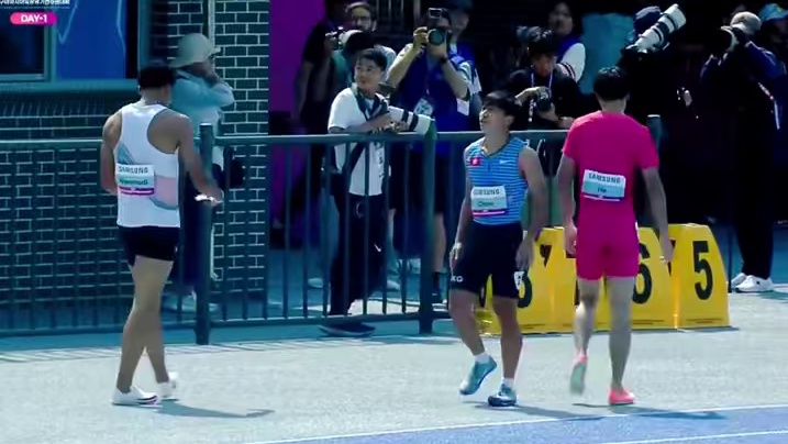 亚锦赛男子100米预赛，何锦櫶10.39小组第三晋级半决赛，半决赛时间:5月28日16:40。#何锦