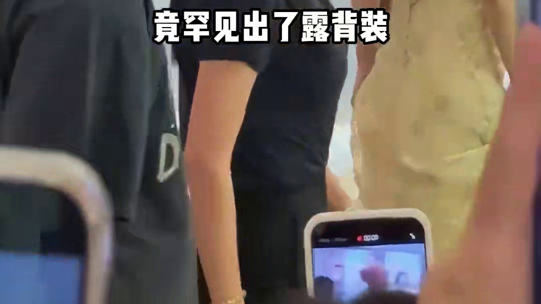 为何赵丽颖又重新穿起露背装？高清视频曝光，才知轻舟已过万重山#赵丽颖 #娱乐评论大赏 #内容启发搜索