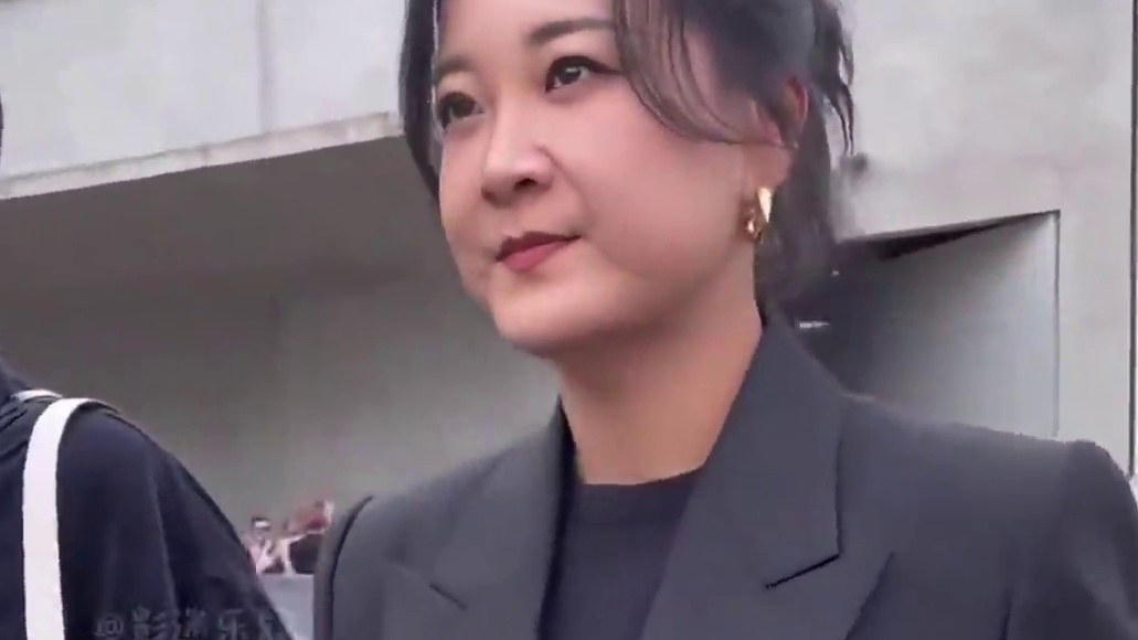 为何贾玲暴瘦后总爱穿西装？本以为是造型设计，了解内幕原来是喜剧人升级为资本盔甲#贾玲 #娱乐八卦 #