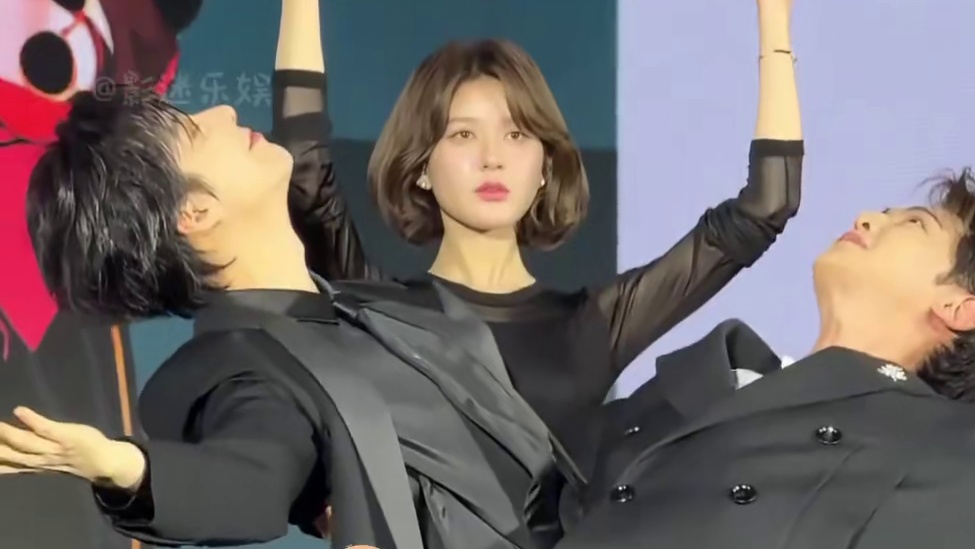 为何刘宇宁吻戏不敢拍下半身？一段剧组拍戏花絮曝光，瞬间蚌埠住了#刘宇宁 #宋祖儿 #赵露思 
#娱乐