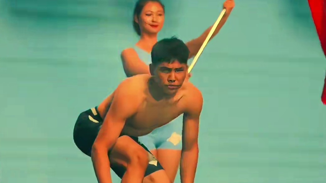 中国新疆小伙在国外闯下大祸！9秒狂轰老外30拳血流满面吓坏裁判