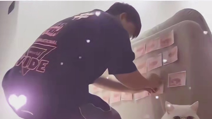 男主人：因为猫猫你呀，我现在腿都是麻的