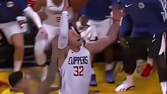 库兹马追防格里芬时动作过大，最后两人举动很暖心