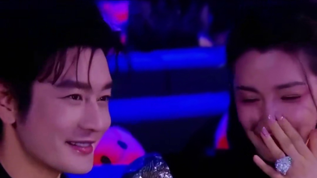 为何明星聊天要用手捂着嘴？本以为是故作神秘，看到杨幂才懂背后心酸#关晓彤 #杨幂#黄晓明  #娱乐评