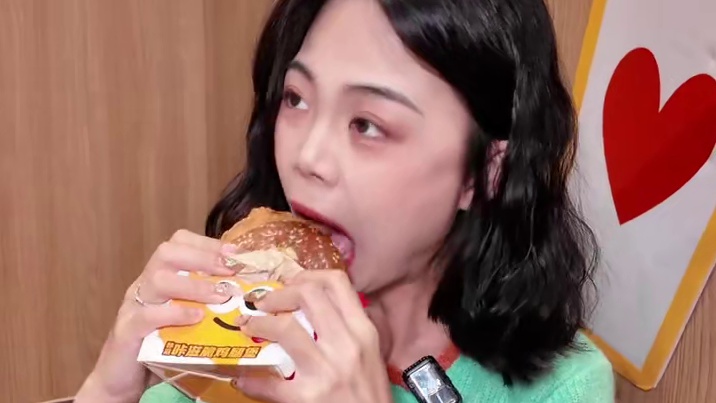 麦当劳是懂过六一的！这个泡泡机我一定要抢到！！ #麦当劳喜欢您来玩 #麦当劳六一套餐玩具 #麦当劳泡