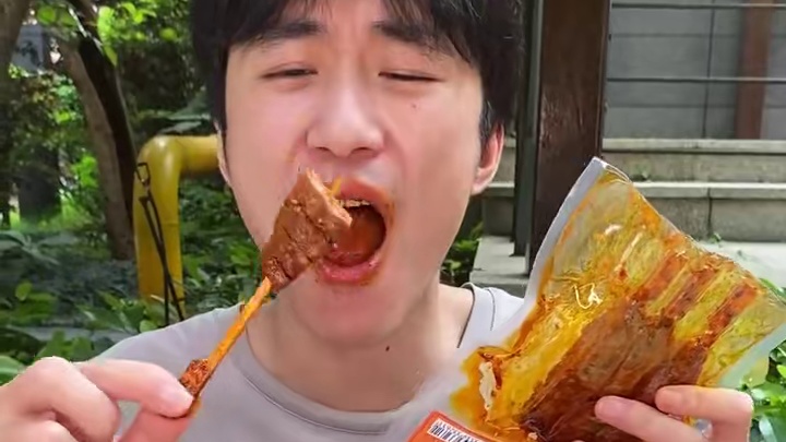 烤面筋为了走出湖南到底有多卑微，升级了香辣爆辣两种口味 #零食推荐 #追剧小零食 #辣条