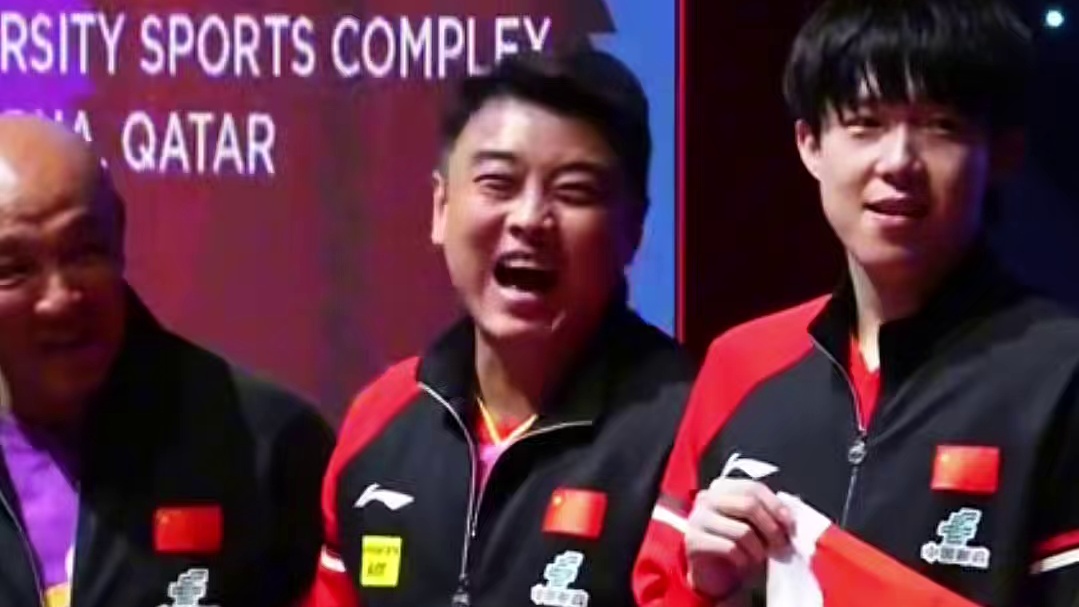 王楚钦夺冠自己没哭，身边的肖指和牛冠凯哭了，王皓更是笑个不停！