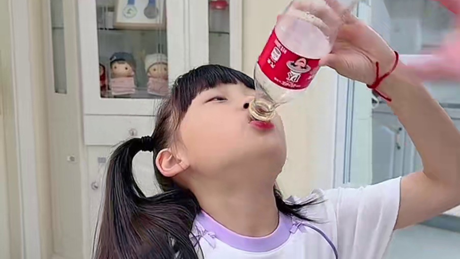 买个自动贩卖机？简直就是搬起石头砸自己的脚！ #金牌育言家 #聪明小脑袋国宝也可AI #萌娃 #人类