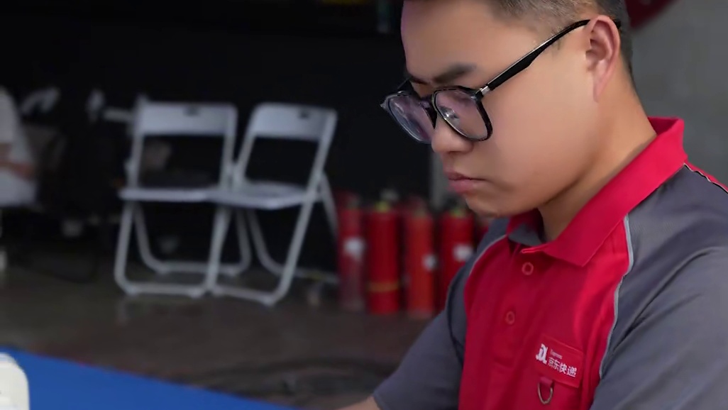 #偶遇郎朗和快递员四手联弹  这是什么世纪名场面啊！#郎朗围观快递员弹钢琴 #郎朗北京街头与快递员合