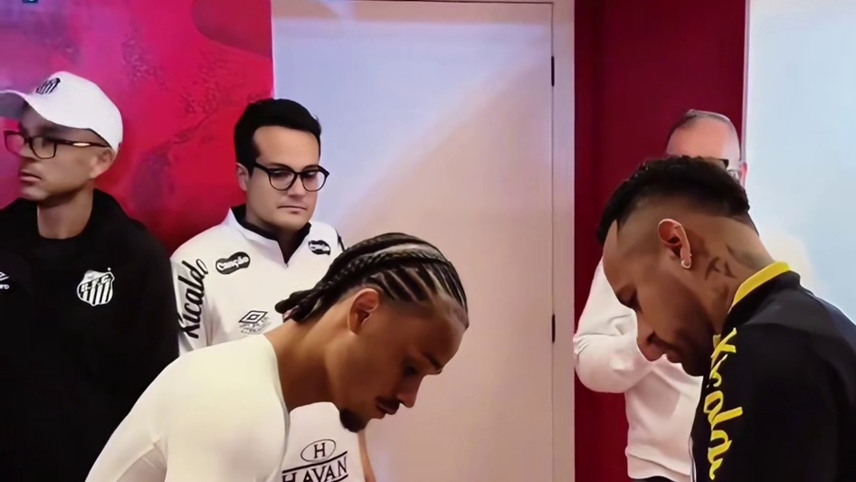 内马尔赛后和西蒙斯合影留念，两人互送签名球衣