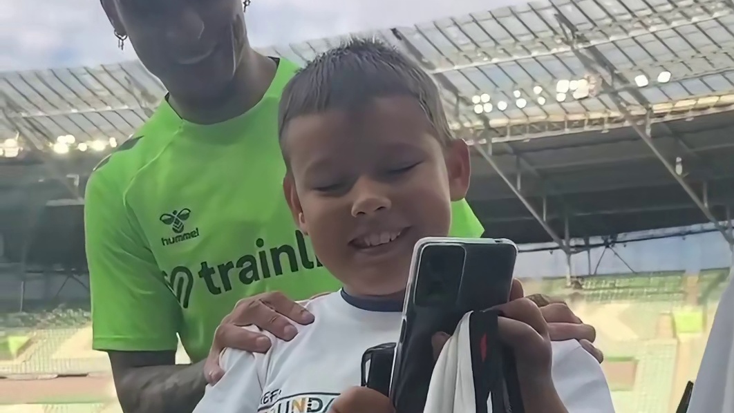 人气十足！安东尼 微笑满足小球迷合影要求#足球