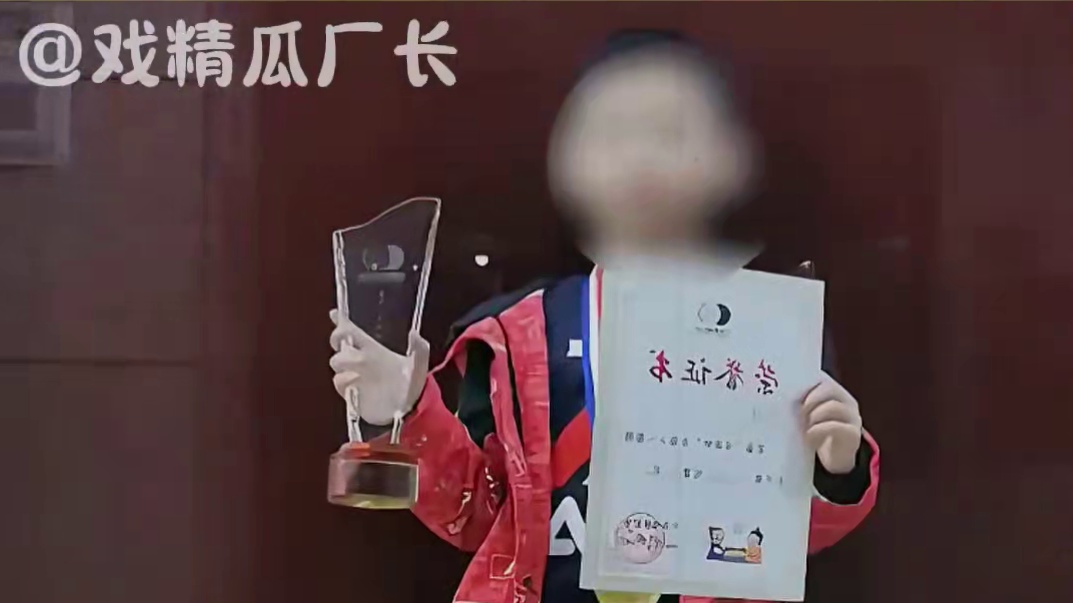 他看透无数棋局，但是人生这盘棋，他可能想了很久都是死局 下辈子不要做围棋天才了，做个被爱包围的小孩吧