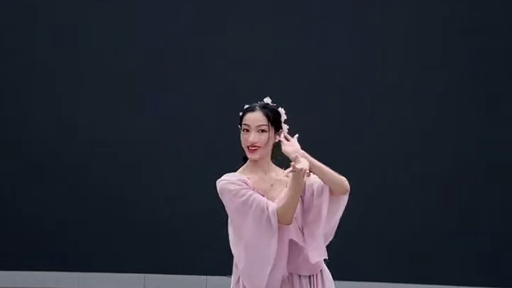 原创编舞《新鸳鸯蝴蝶梦》演出现场也忍不住来跳个温温柔柔的舞吧！#新鸳鸯蝴蝶梦 #舞蹈 #原创 #中国