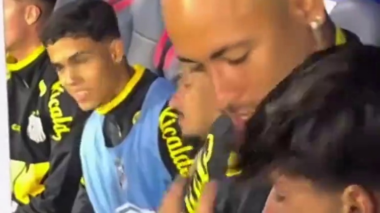 不顾一切奔向你小球迷冲入球场替补席拥抱内马尔