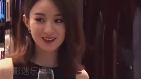 女星面对金主敬酒反映，赵露思假动作，王菲一口闷，看到关晓彤：海量#赵露思 #王菲 #关晓彤 #娱乐评
