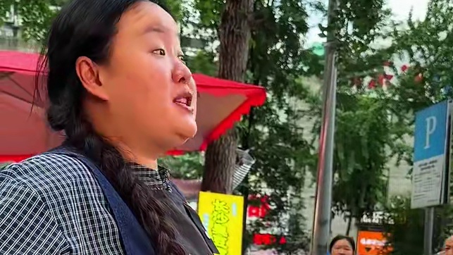 帅哥今天专程来挑战7两面，围观大哥居然说重庆人吃面不行，胖妹实在忍不住回怼一句#吃面 #挑战 #小面