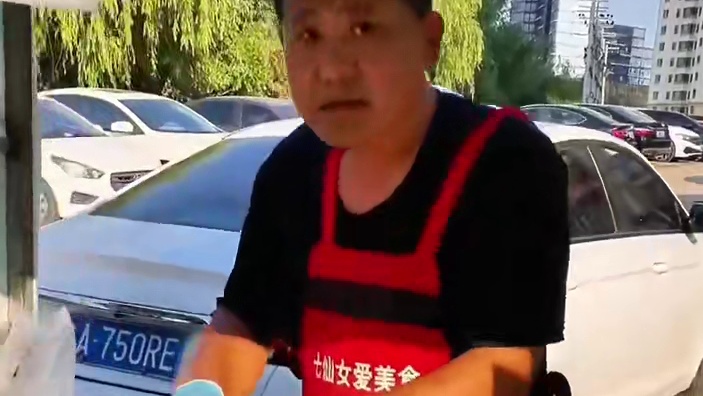 街头偶遇大饼卷一切～3块一个5种菜随便加#大饼卷一切 #筋饼卷菜 #路边摊美味 #街边小吃 #谁懂这