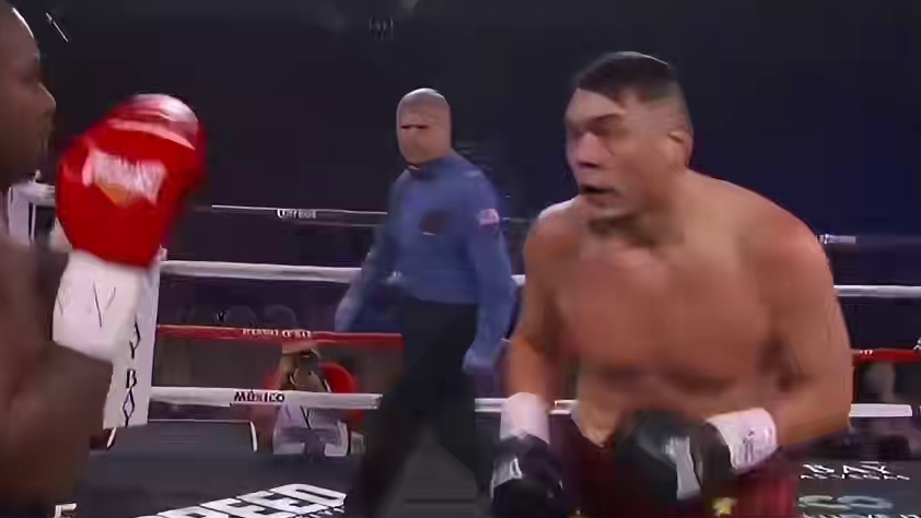 张志磊被泰森弟子爆头击倒！台下老外激动欢呼，比赛结果没想到