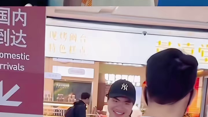 你们两个萌得没边啦！！！！
每天两眼一睁就是被萌死连衣服色彩都如此相配，你俩别太甜了
#梁王组合 #