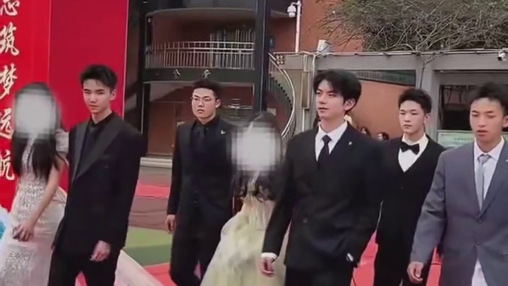 别给自己那么多压力啦，你还只是一个小孩呢