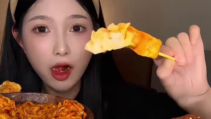 黏糊火鸡面配上能吃的玫瑰花 太好吃啦！ #吃什么 #美食 #火鸡面 #黏糊火鸡面 #太好吃啦