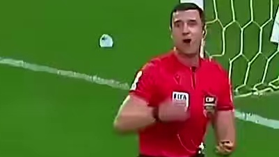 机智！门将把对方间接任意球故意漏入球门！#足球