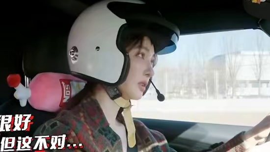 #风驰赛车手  #黄景瑜  坐不进#金晨  的miniCooper，忽然对黄景瑜的大只有了实感