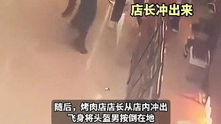5月30日發(fā)布，#女店員商場內(nèi)被陌生男子騷擾  ，店長和同事及時沖出將她保護(hù)，涉事男子已被警方帶走。