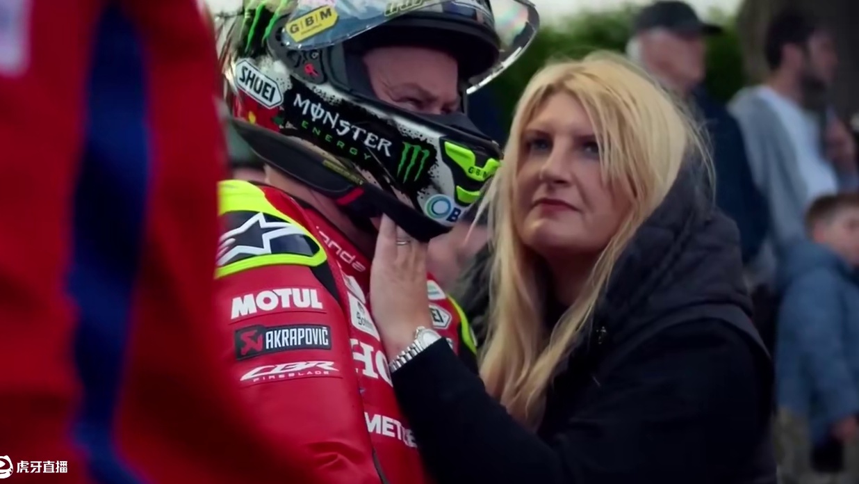 炸街的少年或许曾梦想成为赛场上的英雄，但他们可能并不知道，在这条百年历史的赛道上，每一个弯道都是对车