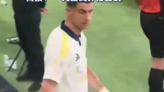 梅西与C罗的区别？对球迷丢下球队旗帜反应截然不同! #足球 