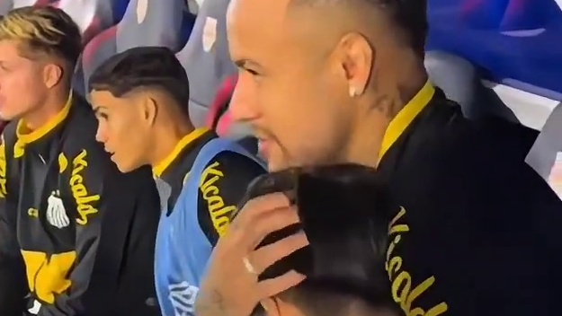 不顾一切奔向你！小球迷冲入球场替补席拥抱内马尔