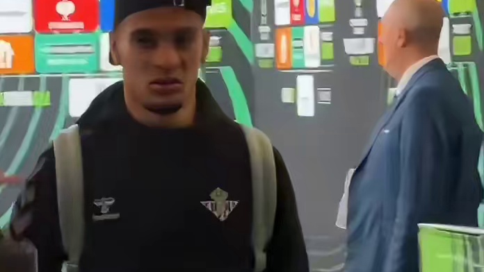 决赛折戟！安东尼离开球场时神情黯淡