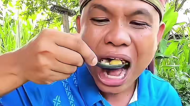 刚出锅的牛瘪汁煮蘑菇 #美食 #泰国美食 #户外美食 #内容启发搜索