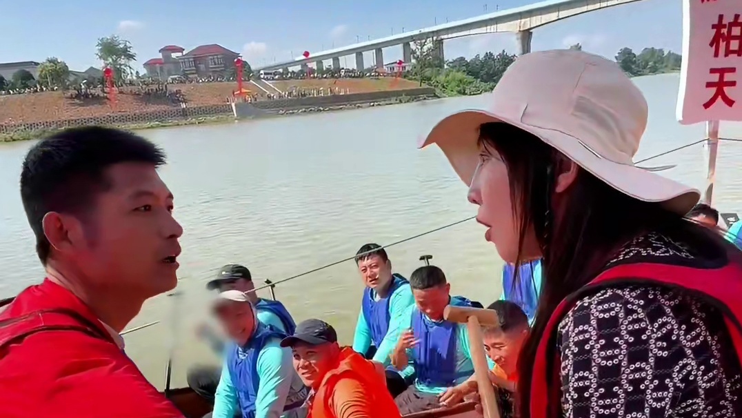 别人划龙舟：乘风破浪！我划龙舟：随波逐流[捂脸]虽然累趴，但被现场的热血氛围感染到爆棚，值了！祝大家