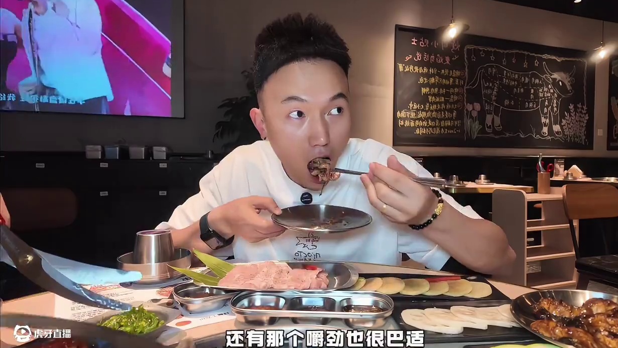 第一次在成都吃到了火烤鳗鱼！人们谁懂这一口的含金量！左下角有团购，建议直接囤#活烤鳗鱼 #鳗鱼 #炭