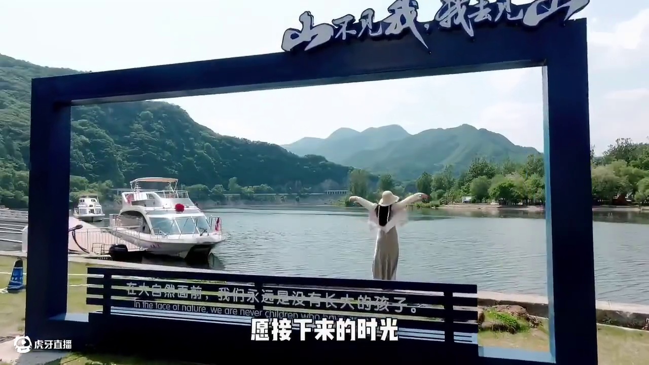 又是一年端午至，岁月悠悠情更浓。五色绳，艾草香，时清日复长，酒一盏，敬故乡，与君共端阳。愿美好接“粽