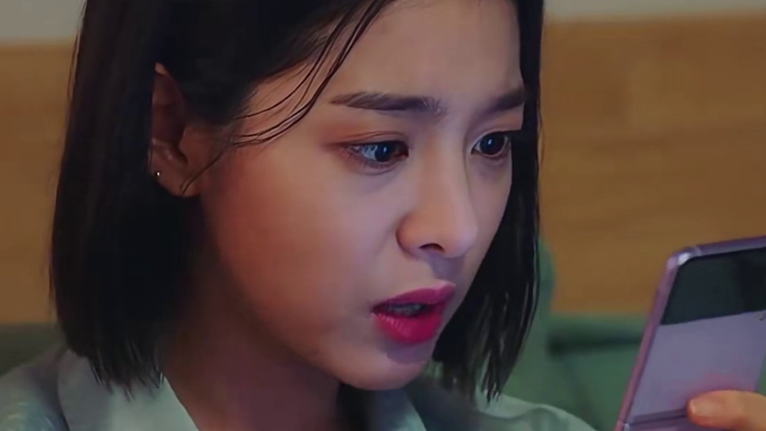 从“疯女人”到受害者，她背负了多少舆论声讨 #女性安全  #舆论  #万万没想到  #摩托车