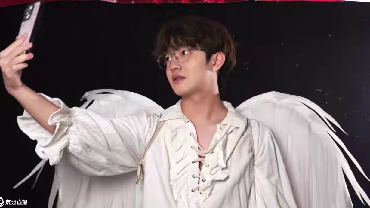 青稚写真拍摄｜花絮①
刻入DNA的定妆照抱胸姿势
45度完美侧颜
时刻准备带着翅膀起飞的小稚
#和平